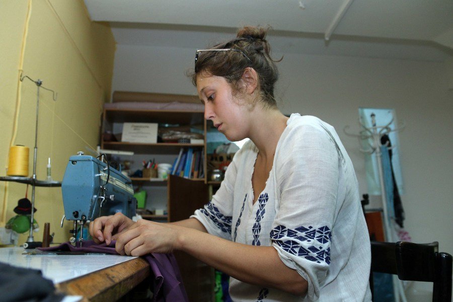 Μια Ελληνίδα, μια Γερμανίδα, μια Ιταλίδα: Μαζεύτηκαν, φτιάχνουν μάρσιπους για τα μωρά των προσφύγων και συγκινούν [εικόνες] | iefimerida.gr 0