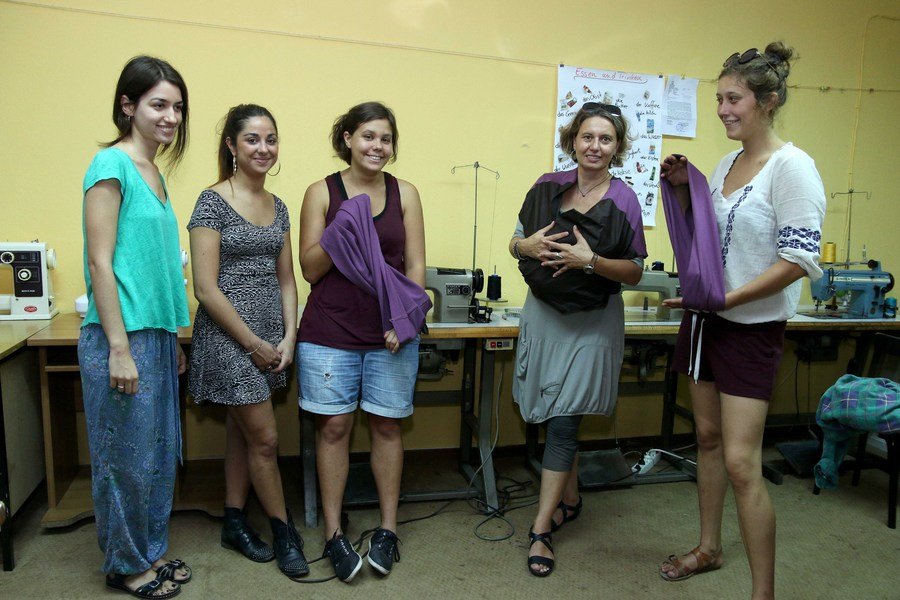 Μια Ελληνίδα, μια Γερμανίδα, μια Ιταλίδα: Μαζεύτηκαν, φτιάχνουν μάρσιπους για τα μωρά των προσφύγων και συγκινούν [εικόνες] | iefimerida.gr 4