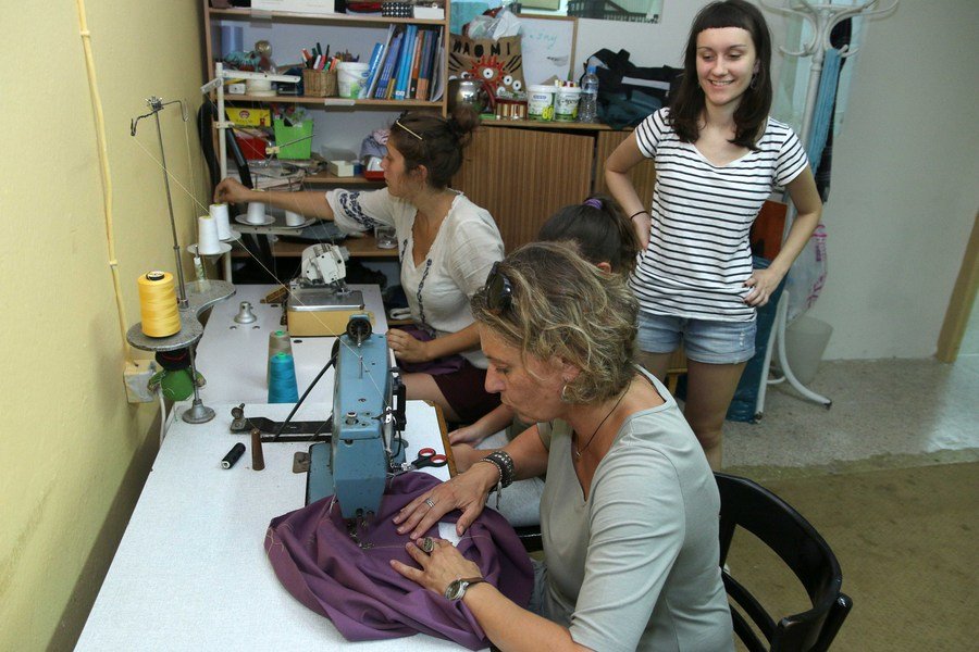 Μια Ελληνίδα, μια Γερμανίδα, μια Ιταλίδα: Μαζεύτηκαν, φτιάχνουν μάρσιπους για τα μωρά των προσφύγων και συγκινούν [εικόνες] | iefimerida.gr 1