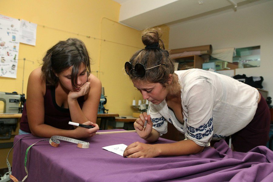 Μια Ελληνίδα, μια Γερμανίδα, μια Ιταλίδα: Μαζεύτηκαν, φτιάχνουν μάρσιπους για τα μωρά των προσφύγων και συγκινούν [εικόνες] | iefimerida.gr 2