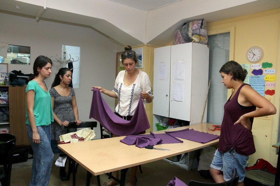 Μια Ελληνίδα, μια Γερμανίδα, μια Ιταλίδα: Μαζεύτηκαν, φτιάχνουν μάρσιπους για τα μωρά των προσφύγων και συγκινούν [εικόνες] | iefimerida.gr 3