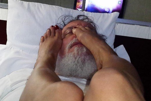 Σε αργία από κάθε ιεροπραξία και δραστηριότητα ο Έλληνας ιερέας με την «καυτή» βαφτιστήρα [εικόνες] | iefimerida.gr 0