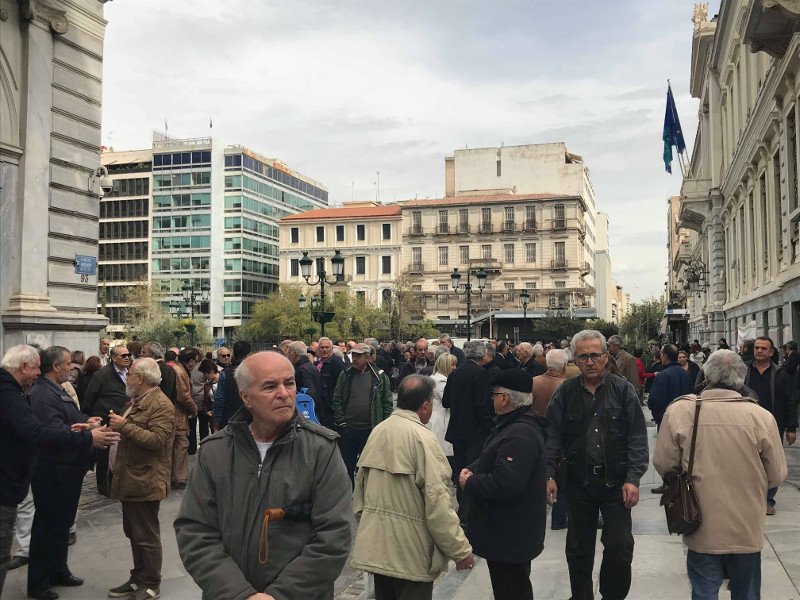 Συγκέντρωση διαμαρτυρίας των συνταξιούχων της Εθνικής- Οχι άλλες περικοπές [εικόνες & βίντεο] | iefimerida.gr 0
