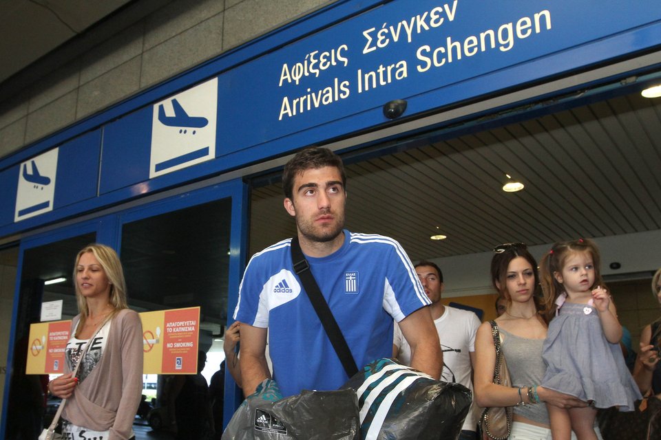 Η άφιξη της Εθνικής Ελλάδος στο Ελευθέριος Βενιζέλος [εικόνες] | iefimerida.gr 0