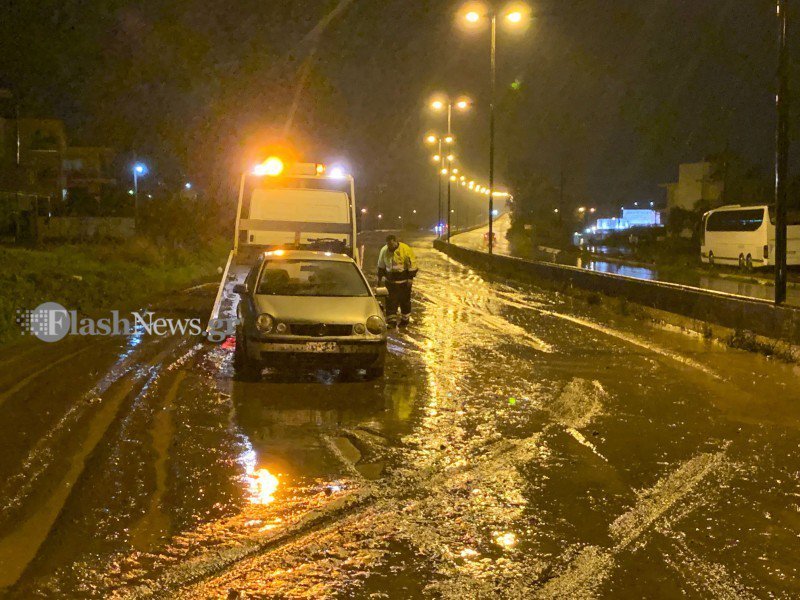 Χάος στα Χανιά από την κακοκαιρία -Κατολισθήσεις, χείμαρροι οι δρόμοι, εγκλωβίστηκαν οδηγοί [εικόνες & βίντεο] | iefimerida.gr 0
