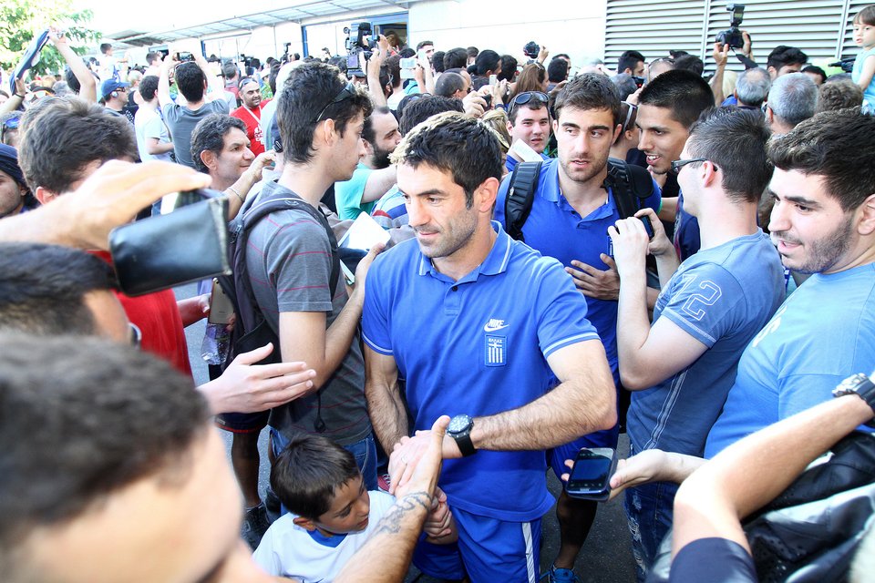 Πάτησε Ελλάδα η Εθνική -Αποθέωσε τον Φάνη Γκέκα ο κόσμος, αιφνιδιάστηκαν οι διεθνείς από την υποδοχή [εικόνες] | iefimerida.gr 0