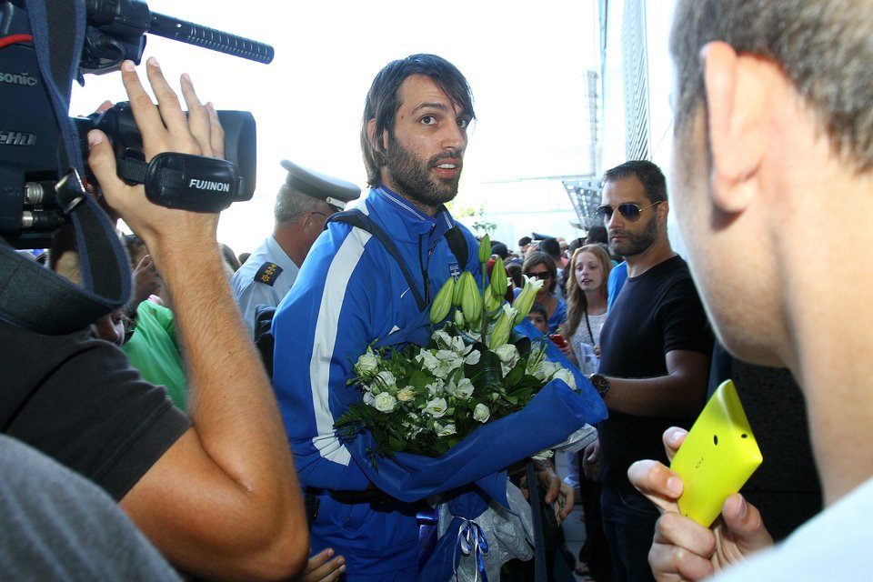 Πάτησε Ελλάδα η Εθνική -Αποθέωσε τον Φάνη Γκέκα ο κόσμος, αιφνιδιάστηκαν οι διεθνείς από την υποδοχή [εικόνες] | iefimerida.gr 1