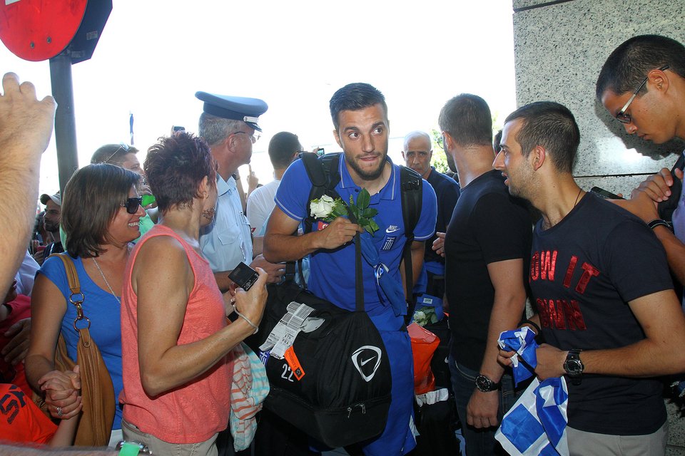 Πάτησε Ελλάδα η Εθνική -Αποθέωσε τον Φάνη Γκέκα ο κόσμος, αιφνιδιάστηκαν οι διεθνείς από την υποδοχή [εικόνες] | iefimerida.gr 2