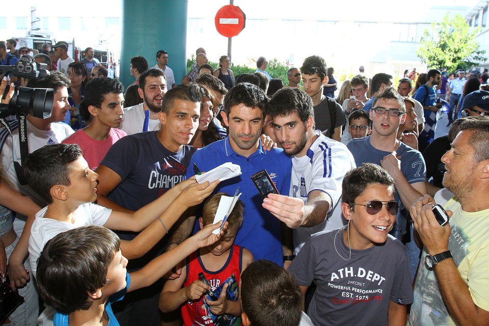 Πάτησε Ελλάδα η Εθνική -Αποθέωσε τον Φάνη Γκέκα ο κόσμος, αιφνιδιάστηκαν οι διεθνείς από την υποδοχή [εικόνες] | iefimerida.gr 4