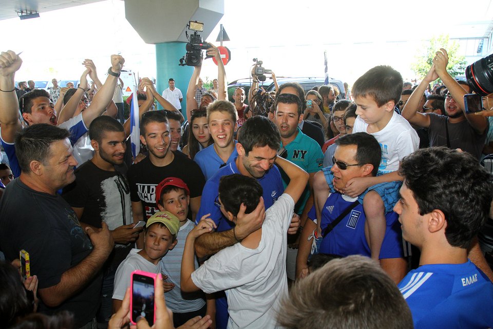 Πάτησε Ελλάδα η Εθνική -Αποθέωσε τον Φάνη Γκέκα ο κόσμος, αιφνιδιάστηκαν οι διεθνείς από την υποδοχή [εικόνες] | iefimerida.gr 5