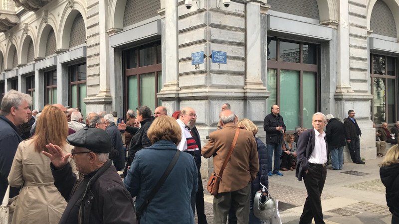 Συγκέντρωση διαμαρτυρίας των συνταξιούχων της Εθνικής- Οχι άλλες περικοπές [εικόνες & βίντεο] | iefimerida.gr 2