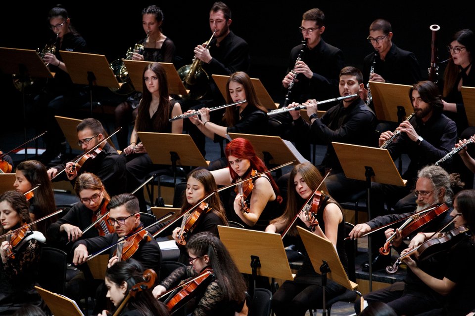 Συμφωνική ορχήστρα παίζει ΑΒΒΑ και Queen στο Μέγαρο Θεσσαλονίκης -Με 70 χορωδούς  | iefimerida.gr 1