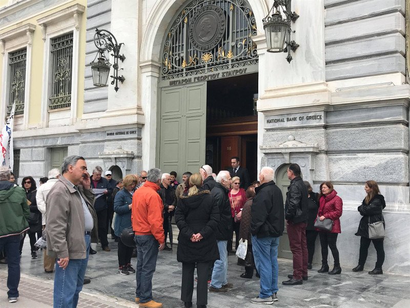 Συγκέντρωση διαμαρτυρίας των συνταξιούχων της Εθνικής- Οχι άλλες περικοπές [εικόνες & βίντεο] | iefimerida.gr 3
