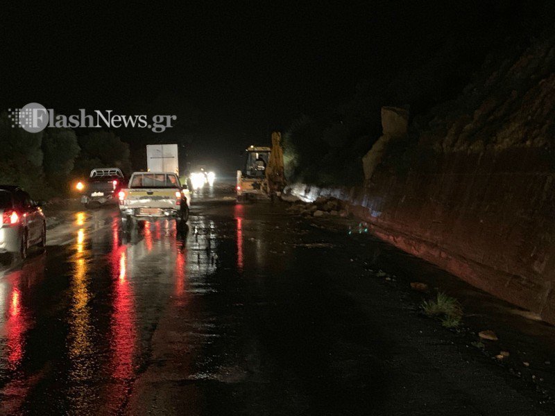 Χάος στα Χανιά από την κακοκαιρία -Κατολισθήσεις, χείμαρροι οι δρόμοι, εγκλωβίστηκαν οδηγοί [εικόνες & βίντεο] | iefimerida.gr 3