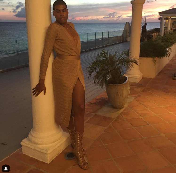 Ο 24χρονος γιος του Μάτζικ Τζόνσον με μίνι, καυτά σορτς και ψηλοτάκουνα [εικόνες] | iefimerida.gr 17