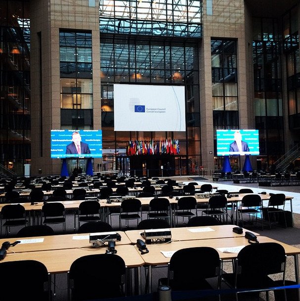 Βackstage: Οι ετοιμασίες για τη Σύνοδο Κορυφής -Σιδέρωμα τραπεζομάντιλων με... πρωτότυπο τρόπο και άλλα [εικόνες] | iefimerida.gr 2