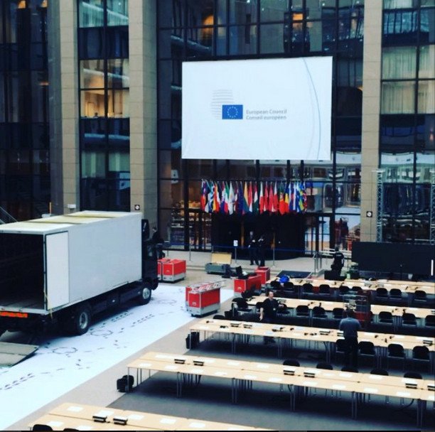 Βackstage: Οι ετοιμασίες για τη Σύνοδο Κορυφής -Σιδέρωμα τραπεζομάντιλων με... πρωτότυπο τρόπο και άλλα [εικόνες] | iefimerida.gr 4