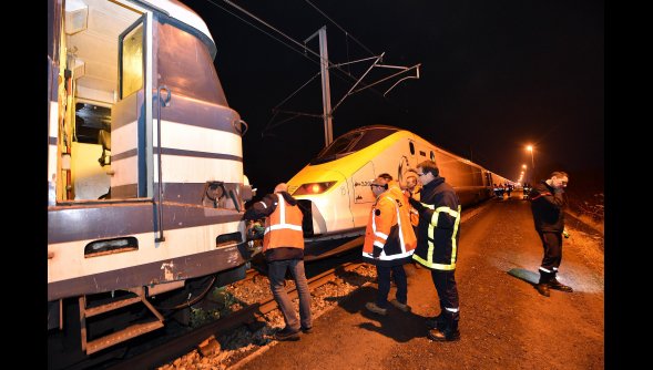 Ταλαιπωρία για 700 επιβάτες του Eurostar -Εμειναν εγκλωβισμένοι για 8 ώρες λόγω πυρκαγιάς [εικόνες] | iefimerida.gr 2