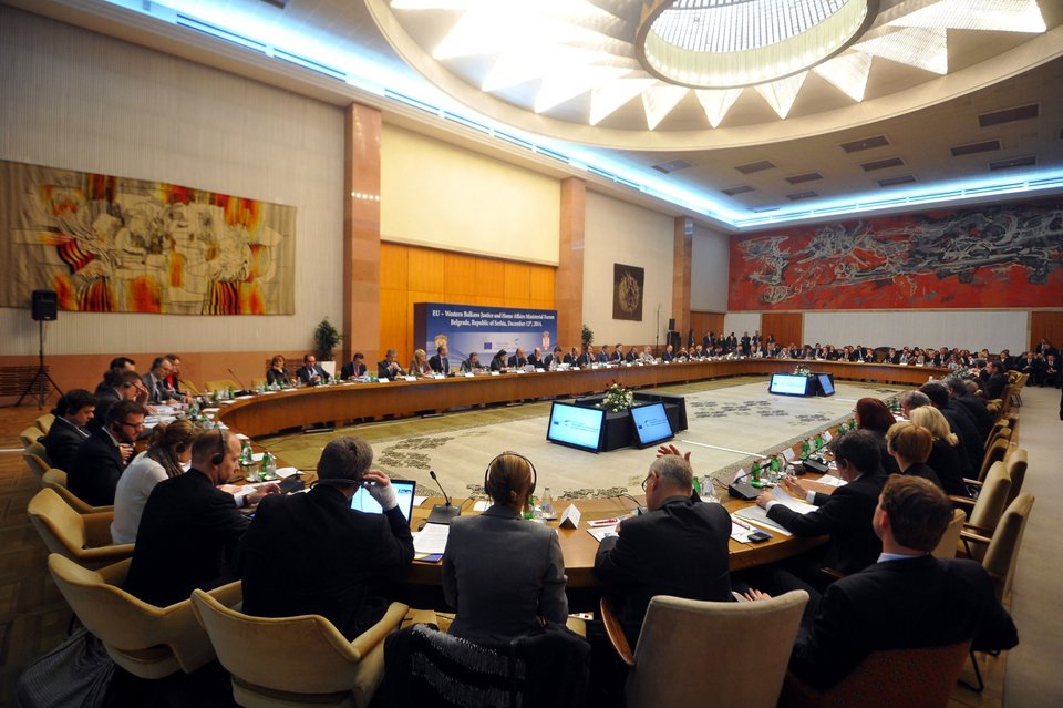 Αβραμόπουλος: Eπίσπευση μεταρρυθμίσεων κατά οργανωμένου εγκλήματος και διαφθοράς στα Βαλκάνια | iefimerida.gr 0