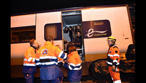 Ταλαιπωρία για 700 επιβάτες του Eurostar -Εμειναν εγκλωβισμένοι για 8 ώρες λόγω πυρκαγιάς [εικόνες] | iefimerida.gr 3
