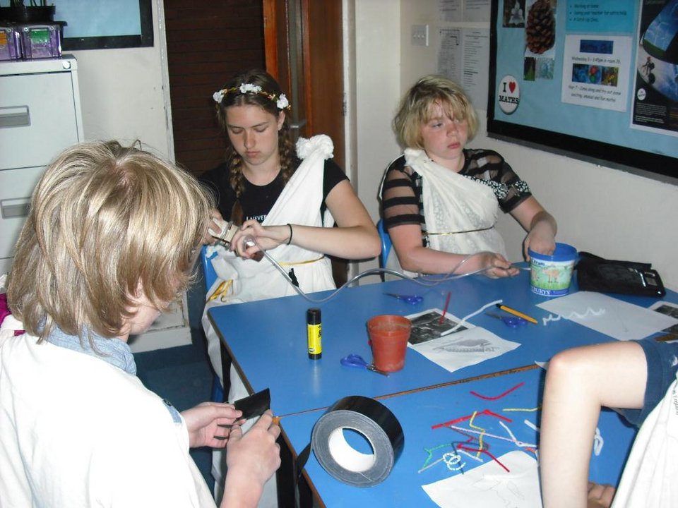 Ωδή στην Αρχαία Ελλάδα: Παιδιά στην Αγγλία φόρεσαν χλαμύδες και ύμνησαν τον ελληνικό πολιτισμό [εικόνες]  | iefimerida.gr 0