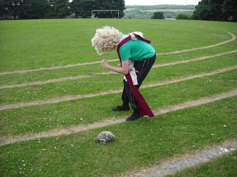 Ωδή στην Αρχαία Ελλάδα: Παιδιά στην Αγγλία φόρεσαν χλαμύδες και ύμνησαν τον ελληνικό πολιτισμό [εικόνες]  | iefimerida.gr 1