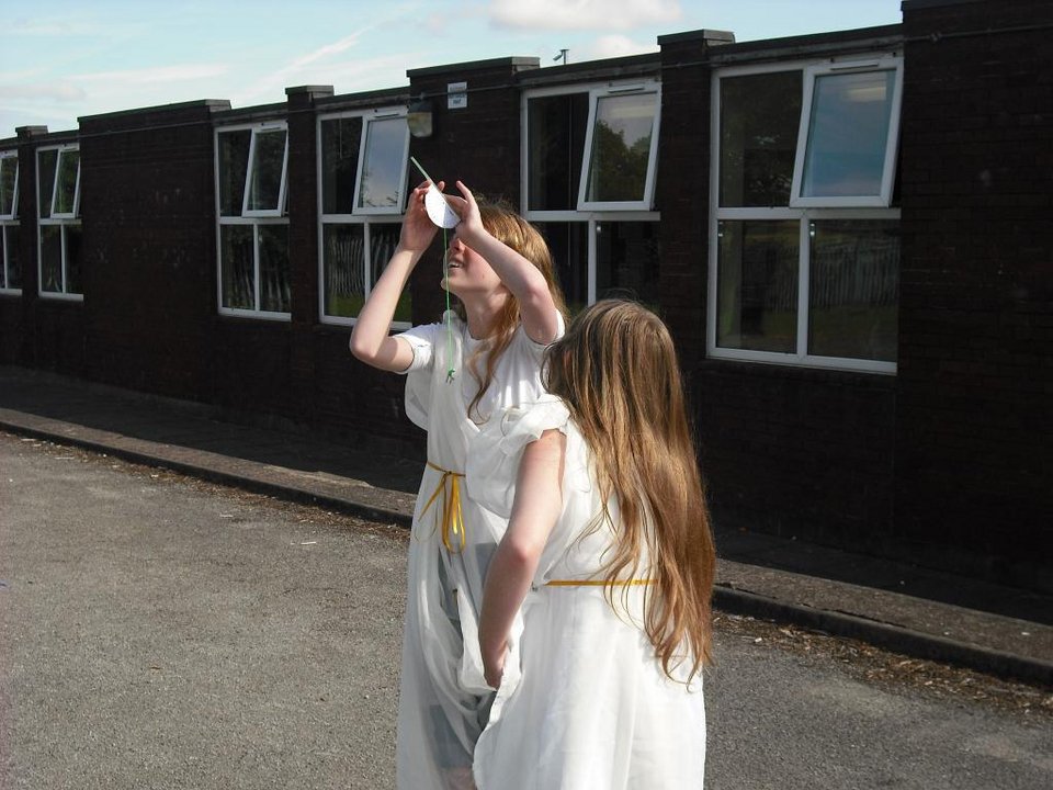 Ωδή στην Αρχαία Ελλάδα: Παιδιά στην Αγγλία φόρεσαν χλαμύδες και ύμνησαν τον ελληνικό πολιτισμό [εικόνες]  | iefimerida.gr 2