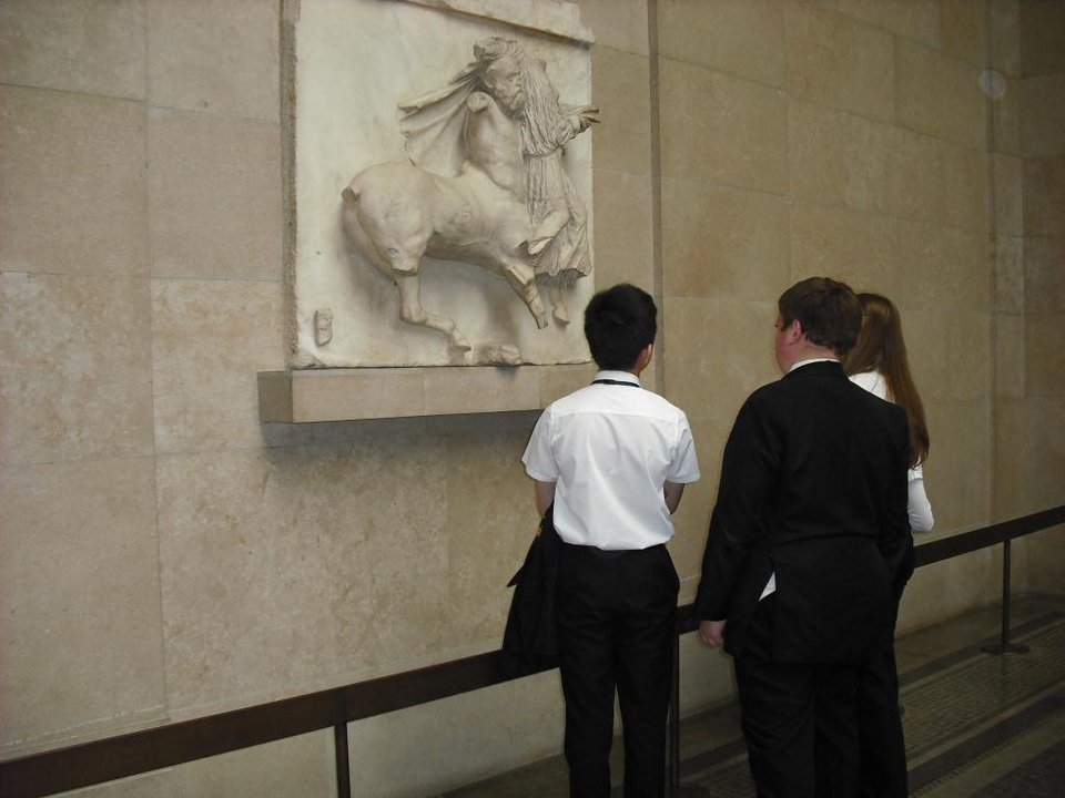 Ωδή στην Αρχαία Ελλάδα: Παιδιά στην Αγγλία φόρεσαν χλαμύδες και ύμνησαν τον ελληνικό πολιτισμό [εικόνες]  | iefimerida.gr 3