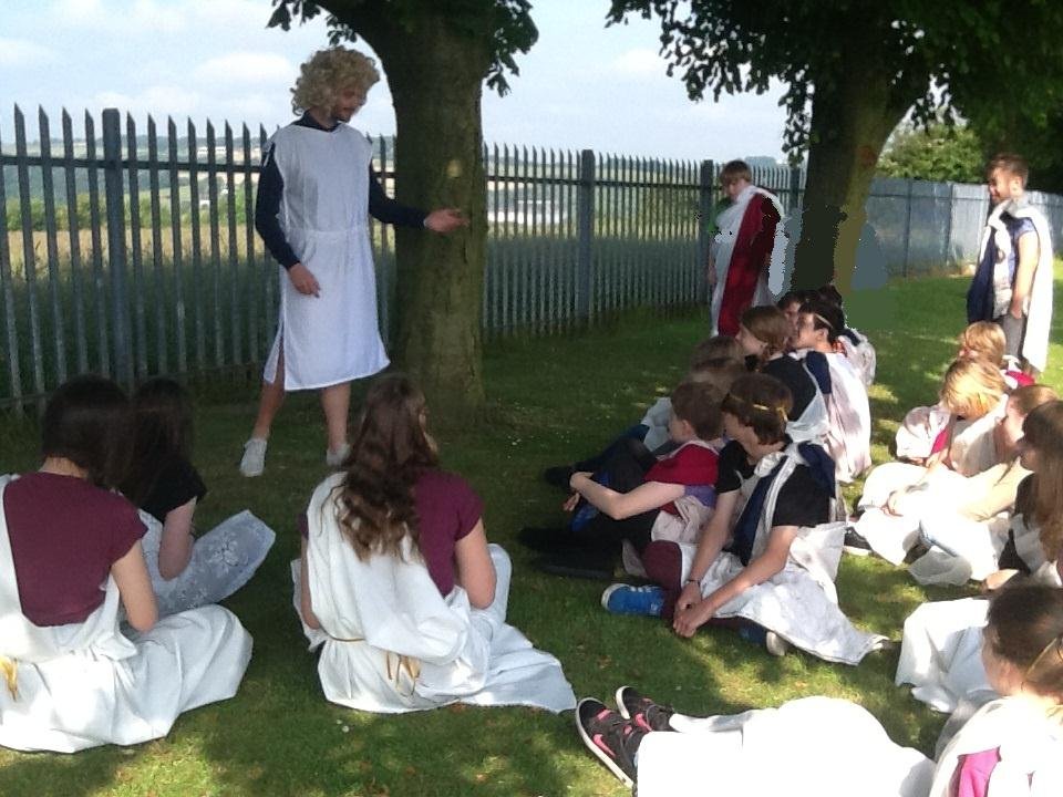 Ωδή στην Αρχαία Ελλάδα: Παιδιά στην Αγγλία φόρεσαν χλαμύδες και ύμνησαν τον ελληνικό πολιτισμό [εικόνες]  | iefimerida.gr 4