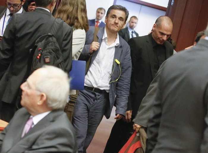 Eurogroup: Σφιγμένα χαμόγελα Βαρουφάκη και άλλη μία αμήχανη χειραψία με Ντάισελμπλουμ [εικόνες & βίντεο] | iefimerida.gr 0