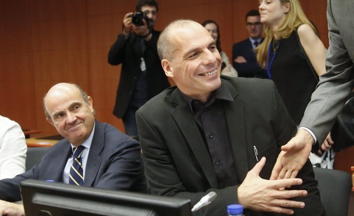 Eurogroup: Σφιγμένα χαμόγελα Βαρουφάκη και άλλη μία αμήχανη χειραψία με Ντάισελμπλουμ [εικόνες & βίντεο] | iefimerida.gr 1