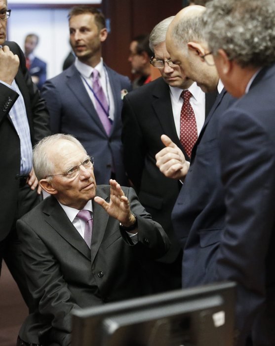 Eurogroup: Σφιγμένα χαμόγελα Βαρουφάκη και άλλη μία αμήχανη χειραψία με Ντάισελμπλουμ [εικόνες & βίντεο] | iefimerida.gr 5