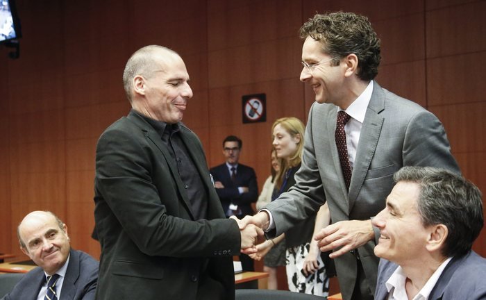 Eurogroup: Σφιγμένα χαμόγελα Βαρουφάκη και άλλη μία αμήχανη χειραψία με Ντάισελμπλουμ [εικόνες & βίντεο] | iefimerida.gr 2