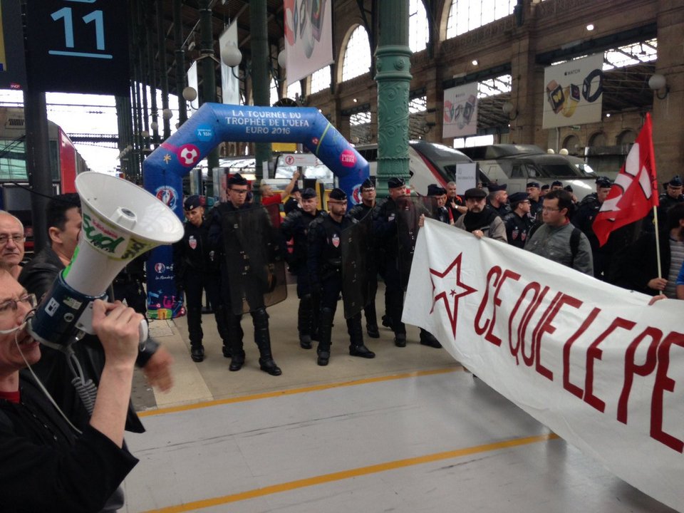 Αρχισαν τα όργανα: Απέκλεισαν το τρένο που μετέφερε την «κούπα» του Euro 2016 [εικόνες]   | iefimerida.gr 1