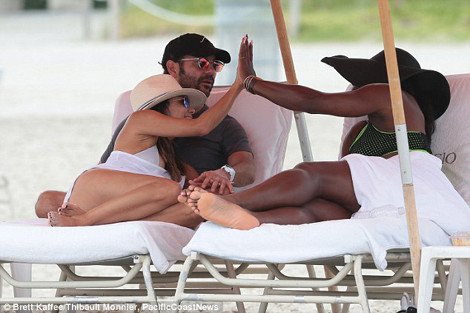 Η Εύα Λονγκόρια χαλαρώνει στο Μαϊάμι: Σε άψογη φόρμα και με μικροσκοπικό μαγιό [εικόνες] | iefimerida.gr 7