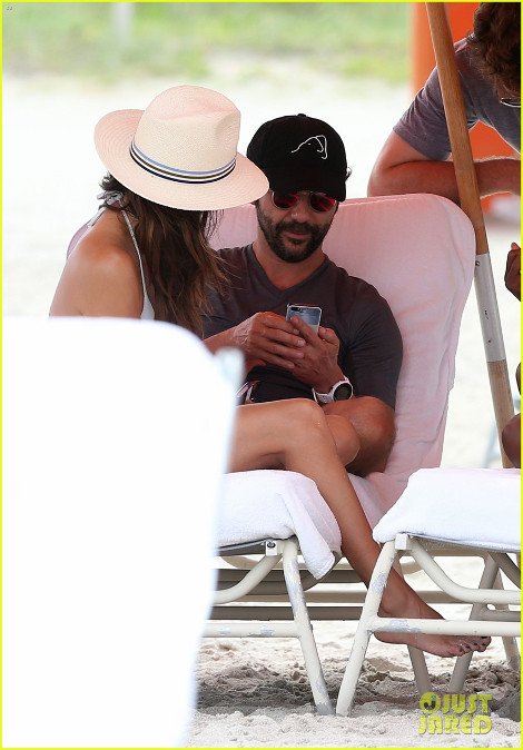 Η Εύα Λονγκόρια χαλαρώνει στο Μαϊάμι: Σε άψογη φόρμα και με μικροσκοπικό μαγιό [εικόνες] | iefimerida.gr 0