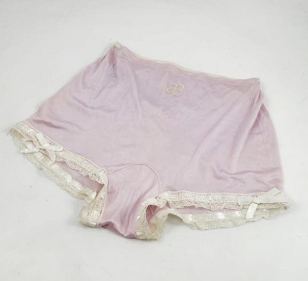 Ποιος θέλει μια κυλότα ναζί; Πουλήθηκε της Εύα Μπράουν για 3.500 ευρώ [εικόνες] | iefimerida.gr 0