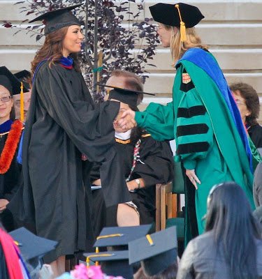 Σέξι και έξυπνη: η Eva Longoria πήρε μεταπτυχιακό με θέμα τη μετανάστευση [εικόνες] | iefimerida.gr 1