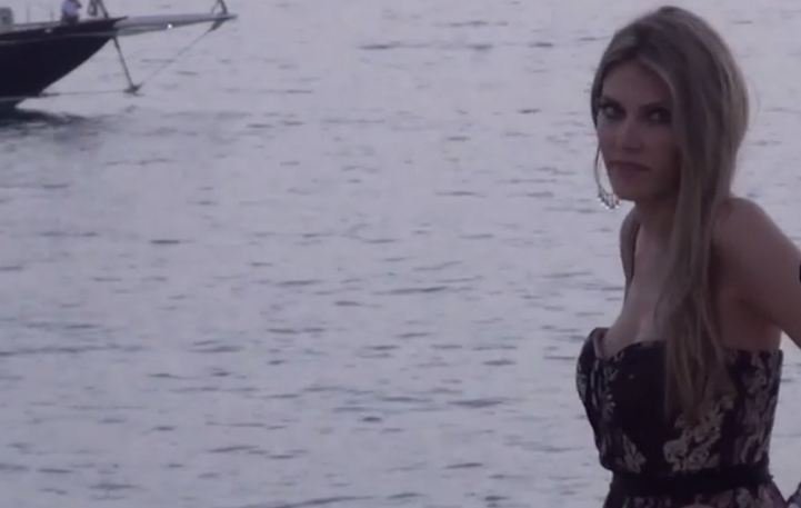 Κάμερα παλεύει να απαθανατίσει την Εύα Καϊλή με στράπλες στη Μύκονο [βίντεο] | iefimerida.gr 1