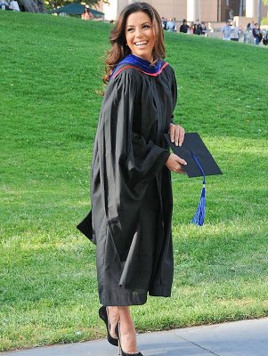 Σέξι και έξυπνη: η Eva Longoria πήρε μεταπτυχιακό με θέμα τη μετανάστευση [εικόνες] | iefimerida.gr 2