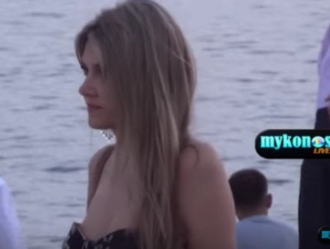 Κάμερα παλεύει να απαθανατίσει την Εύα Καϊλή με στράπλες στη Μύκονο [βίντεο] | iefimerida.gr 2