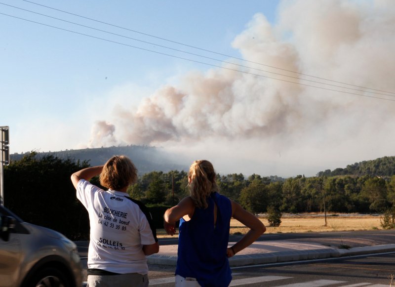 Ανεξέλεγκτες οι φωτιές στη Ν. Γαλλία -10.000 άνθρωποι εγκατέλειψαν τα σπίτια τους [εικόνες & βίντεο]  | iefimerida.gr 5