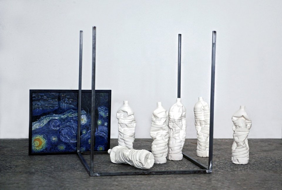 Εκθεση-σχόλιο στην επικαιρότητα: Φωτογραφίες, περφόρμανς, ζωγραφική, βίντεο [εικόνες]  | iefimerida.gr 1