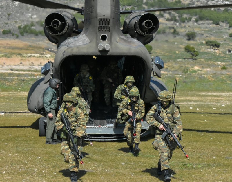 Το ελικόπτερο που μεταφέρει τους στρατιώτες στο πεδίο της μάχης