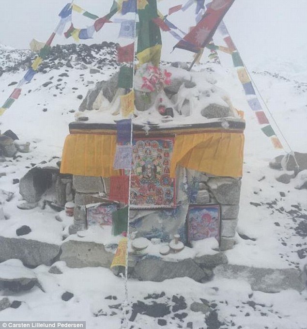 Αρμαγεδδών στο Νεπάλ από τον τρομακτικό σεισμό των 7,9 Ρίχτερ: Σκάβουν με τα χέρια στα ερείπια -1.500 οι νεκροί [εικόνες & βίντεο] | iefimerida.gr 7