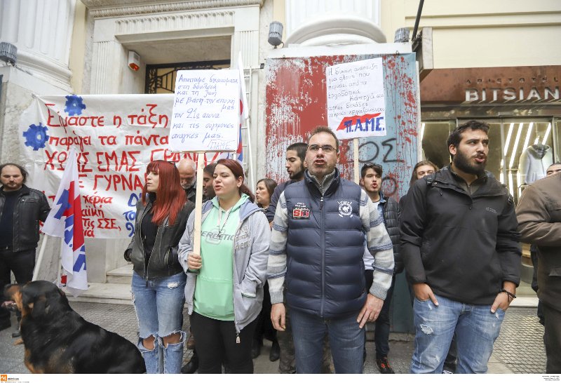 Θεσσαλονίκη: Μέλη του ΠΑΜΕ απέκλεισαν το Εμποροβιομηχανικό Επιμελητήριο [εικόνες] | iefimerida.gr 0