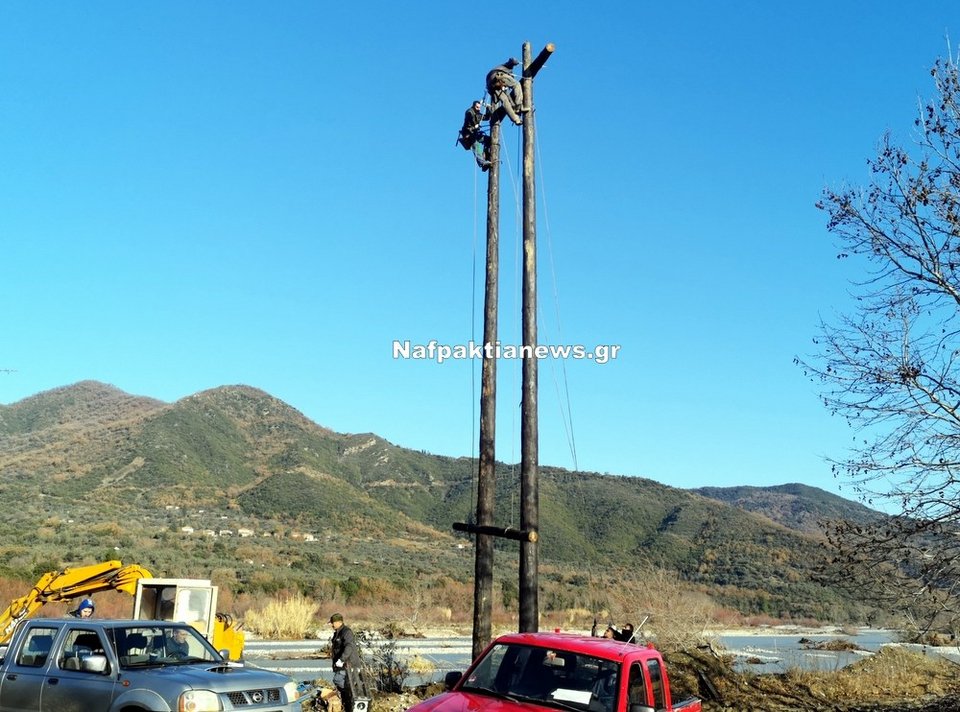 Συνεργεία προσπαθούν να φτιάξουν το πρόβλημα