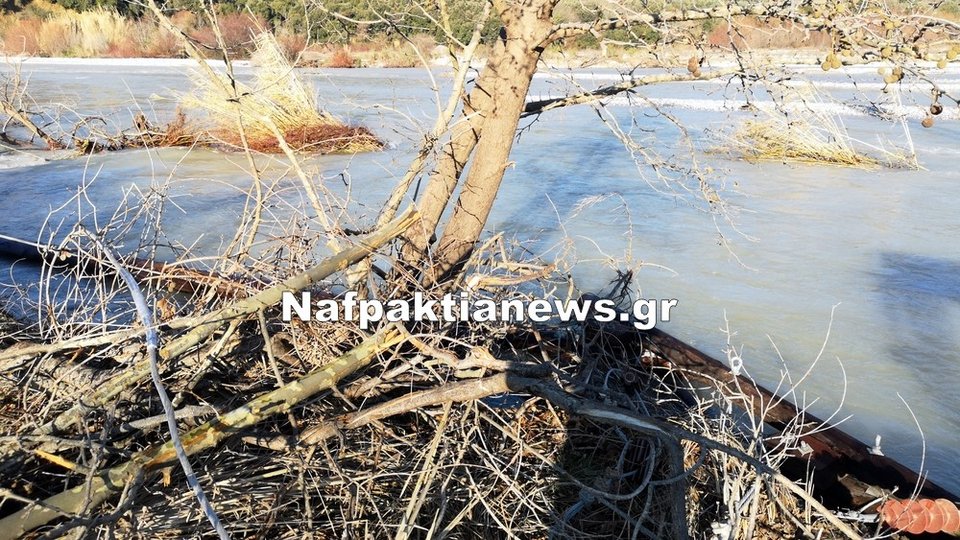 Τα ορμητικά νετρά έριξαν τις κολώνες της ΔΕΗ