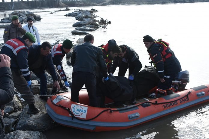 Τουρκάλα δασκάλα με τα δυο παιδιά της πνίγηκαν στον Εβρο -Σοκαριστικές εικόνες | iefimerida.gr 6