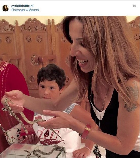 Η Ευριδίκη φωτογραφίζεται με τα φιδάκια της Παναγίας [εικόνα] | iefimerida.gr 0